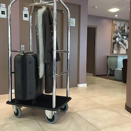 Helgon - Pyrenees Hotell