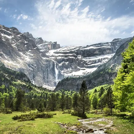 Helgon - Pyrenees Hotel